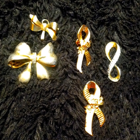 Q-20  brooche lot has 5 ribbon and bows brooches - Picture 1 of 9